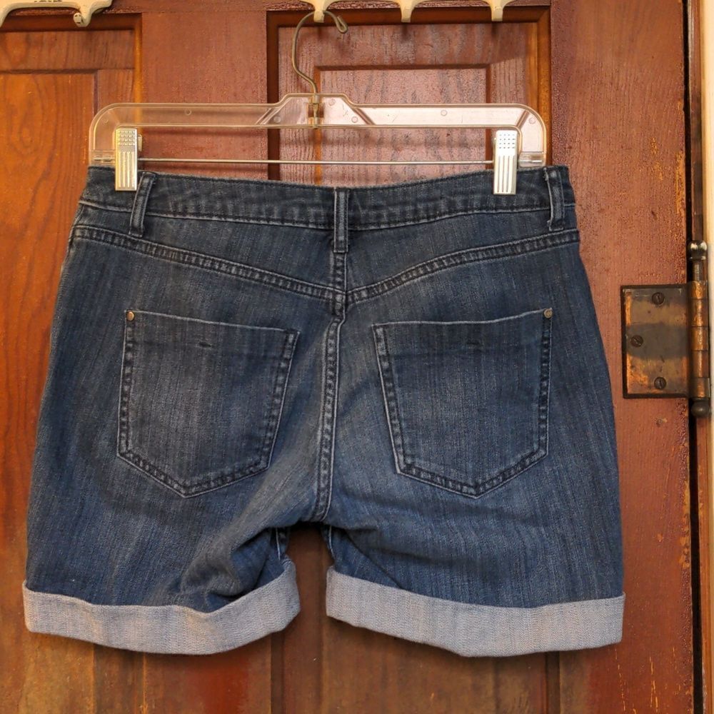 2 for $20 Elle Medium Wash Distressed Denim Rolled Leg Jean Shorts Sz 4 - Picture 3 of 10